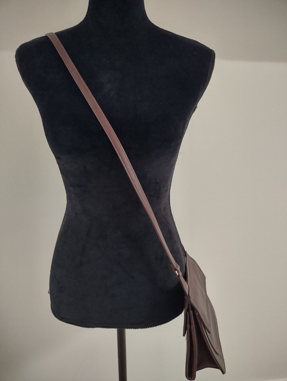 Vintage 80's Fossil Brown Leather Crossbody Hand Bag Shoulder Purse Structured